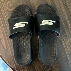 Skecher Slid On